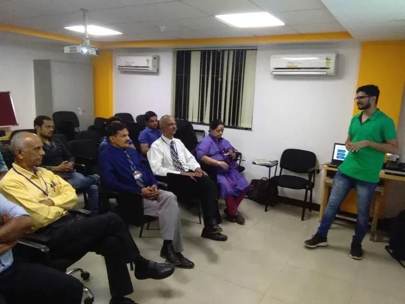 Nikunj presenting to an audience at Elite Entrepreneurs