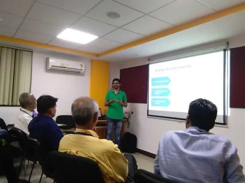 Nikunj presenting to an audience at Elite Entrepreneurs