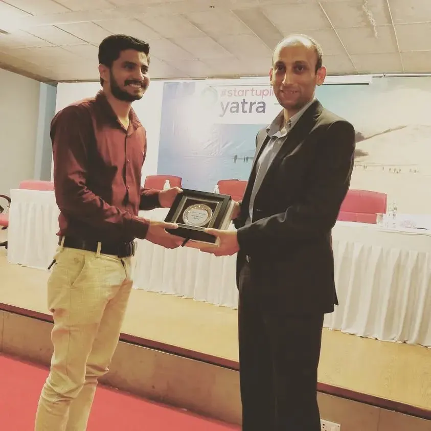 Nikunj receiving a memento at the Startup India Yatra finale