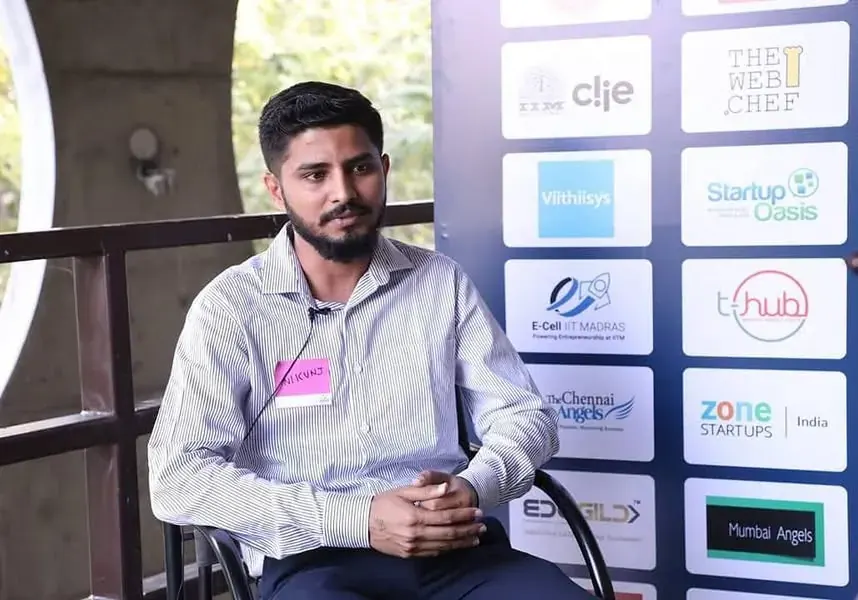 Nikunj speaking in front of a Startup Jalsa backdrop
