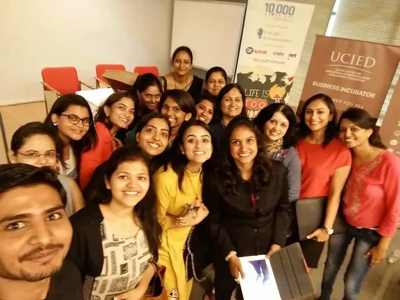 A large group selfie with women entrepreneurs and mentors