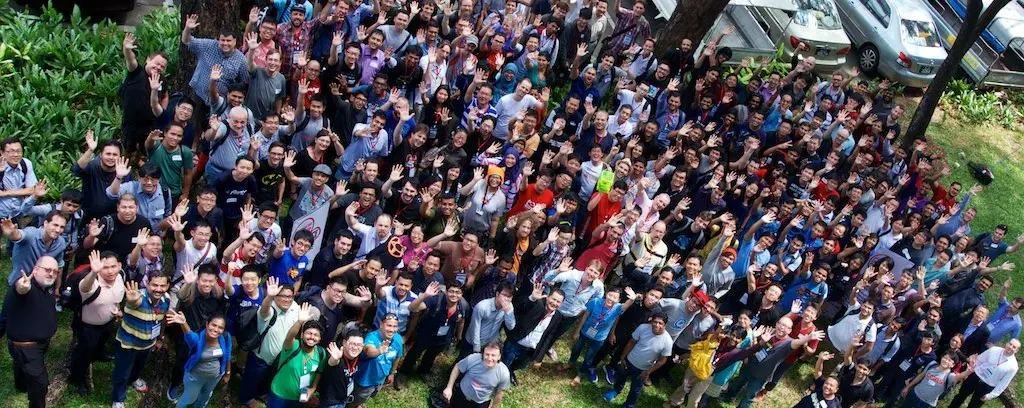 Hundreds of FOSSASIA 2015 attendees waving in a large group photo